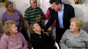 Sergio Massa junto a jubilados en Morón.