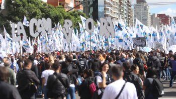 Multitudinaria columna de La Cámpora marcha a Plaza de Mayo.