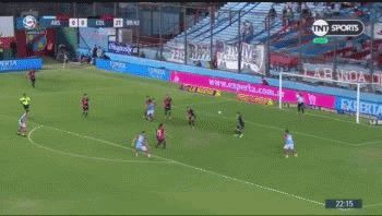 El remate de Juan Cruz Kaprof que deriv&oacute; en el gol en contra de Guillermo Ort&iacute;z.