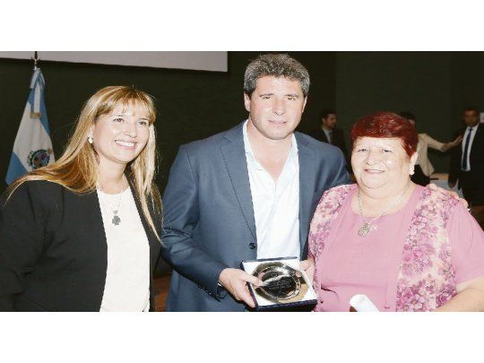 GESTO. Uñac premió a empleados públicos con más de 40 años de servicio.
