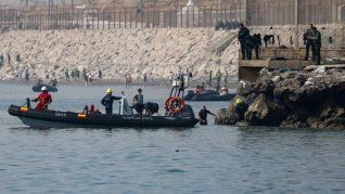 España instaló una barrera marítima de seguridad.
