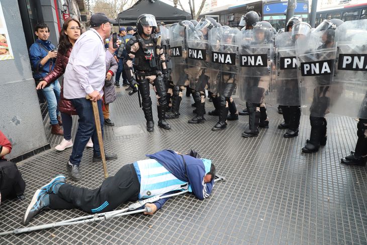 La Policía avanzó sobre los jubilados que protestaban en el Congreso.