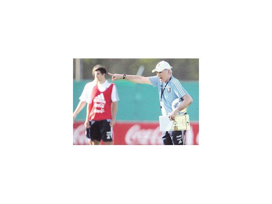 Alejandro Sabella comenzó a diagramar el equipo para jugar el viernes ante Uruguay en Mendoza; hoy tendrá a Messi y a Mascherano.