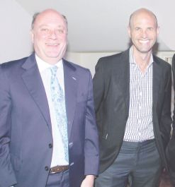 El empresario Martín Cabrales, en tanto, posó con el ministro de Transporte, Guillermo Dietrich.