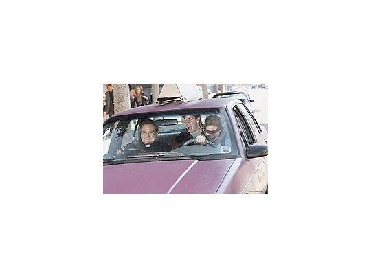 Una de laspruebas a lasque someteel reverendoRobinWilliams a losenamoradosMandy Moorey JohnKrasinski en«Licenciaparacasarse»,una comediafallida deprincipio a fin.