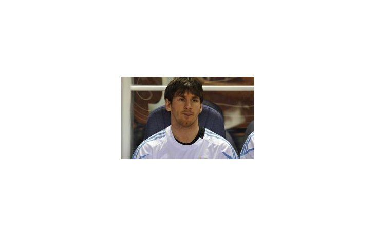 Messi sentado en el banco de suplentes sin jugar ni un solo minuto es la imagen de la discordia que generó las demandas hacia la Federación costarricense de fútbol.