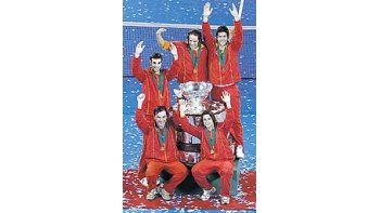 ámbito.com | El equipo español de tenis posando con la Copa Davis.