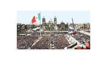 MULTITUD EN EL ZÓCALO.