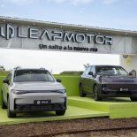 Leapmotor C10 (izquierda) y B10, los de vehículos eléctricos de la marca Leapmotor C10 (izquierda) y B10, los de vehículos eléctricos de la marca