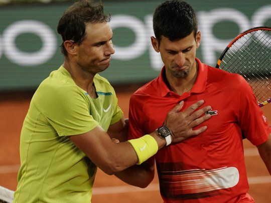 Rafael Nadal saluda a Novak Djokovic tras eliminarlo de Roland Garros.