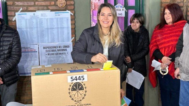 La candidata de Juntos por el Cambio emitiendo su voto. 