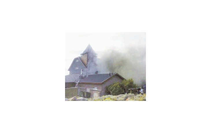 Dos dotaciones de bomberos combatieron anoche el incendio en el hotel Alto Calafate. Se cree que se trató de un cortocircuito.