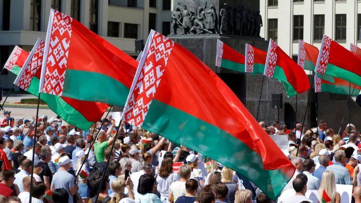 Miles de partidarios de Lukashenko se reunieron en la Plaza de Independencia en Minsk.