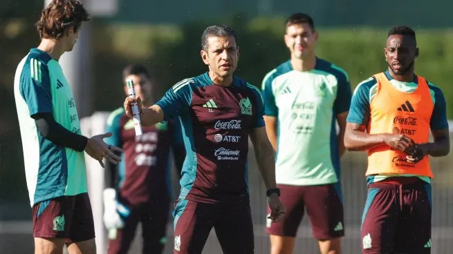 Jaime Lozano y el seleccionado mexicano se juegan el futuro hoy ante Ecuador, en el último partido del grupo B de la Copa América.
