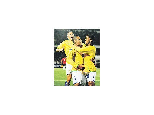 Luis Fabiano convierte el primer gol tras peinar un tiro libre ejecutado por Ronaldinho. Brasil fue contundente.