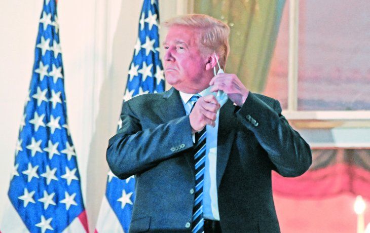 REPUDIO. El presidente Donald Trump se retiró el barbijo al llegar a la Casa Blanca a pesar de estar diagnosticado con covid-19. El mandatario fue fustigado tras haber subestimado la enfermedad en comentarios en Twitter. En EE.UU ya fallecieron 210 mil personas por el nuevo coronavirus.