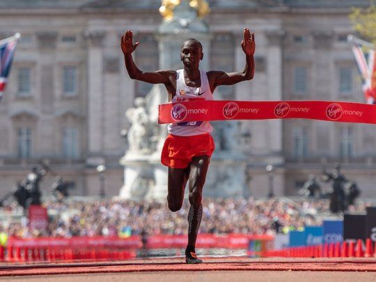 Kipchoge, que ganó la edición 2018, tiene el récord mundial en la distancia.