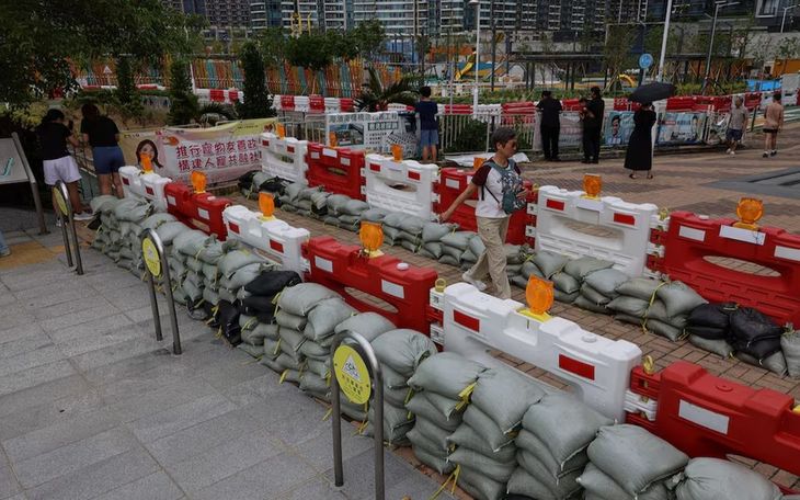 The barricades in Hong Kong street to stop the progress of floods.