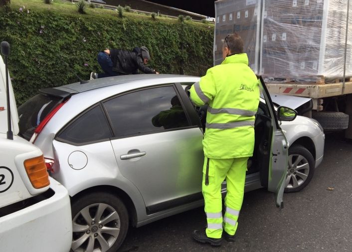Se quedó sin frenos y casi provoca una tragedia (foto 3)