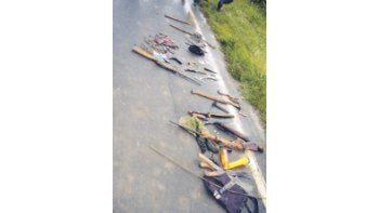 Armas que la Policía secuestró a los indígenas que resisten el desalojo de tierras que dicen les pertenecen.