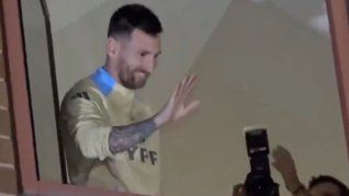 Lionel Messi salió al balcón del hotel para saludar a los hinchas.