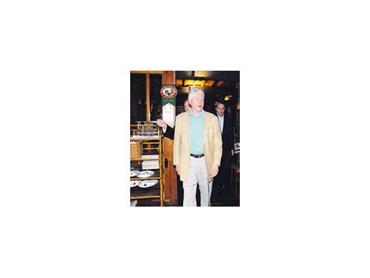 Bill Clinton entra a Las Lilas, donde almorzó con los Werthein, Ernesto Gutiérrez, Sebastián Eskenazi y otros empresarios.