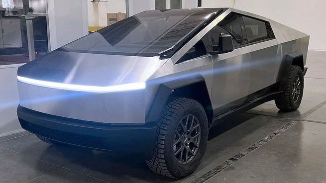 El Tesla Cybertruck combina diseño futurista, autonomía y potencia en todas sus versiones.