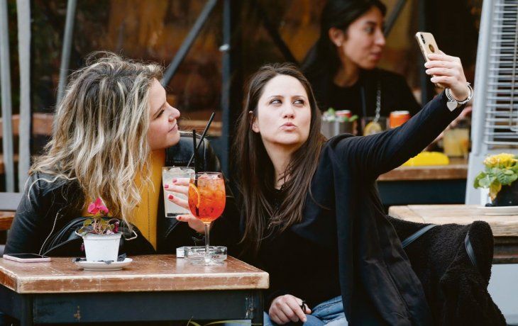 ÚLTIMAS SELFIES. Los bares de Roma cerrarán hoy con un regreso a una fase dura de la cuarentena. Sólo permanecerá habilitada la posibilidad de hacer pedidos para llevar.