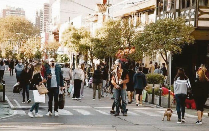 Desaf&iacute;o. El tradicional paseo de compras de la calle G&uuml;emes se convirti&oacute; en peatonal durante la prueba piloto de dos d&iacute;as que puso en marcha el gobierno de Guillermo Montenegro.