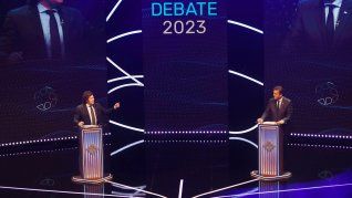Sergio Massa y Javier Milei, frente a frente en el último debate.