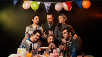Con la excusa del festejo de 80 de la madre, la dramaturgia de Cossa va desentrañando los roles al interior de la familia, los vínculos e imaginarios.