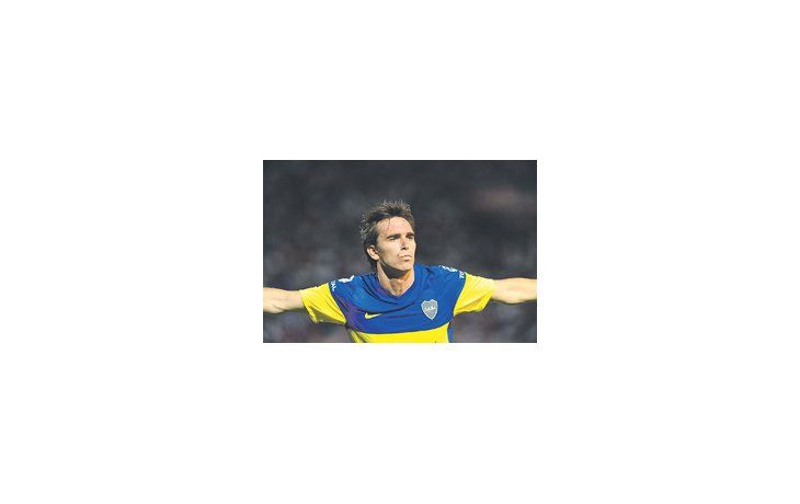 Pablo Mouche quiere volar. El delantero marcó un gol en un superclásico y lo festeja con todo. Boca volvió a ganarle a River.