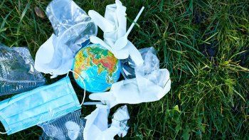 medio ambiente: calculan ocho millones de toneladas de plastico desechadas a causa de la pandemia