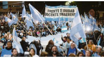 BANDERAZO. Los gremios docentes bonaerenses desplegaron ayer una nueva protesta, con una movilización en tierra porteña.