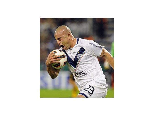 Santiago Silva con la última camiseta que vistió en Argentina: la de Vélez.