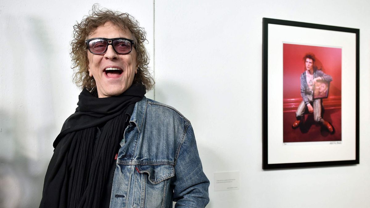 Mick Rock, the “man who photographed in the ’70s,” has died.