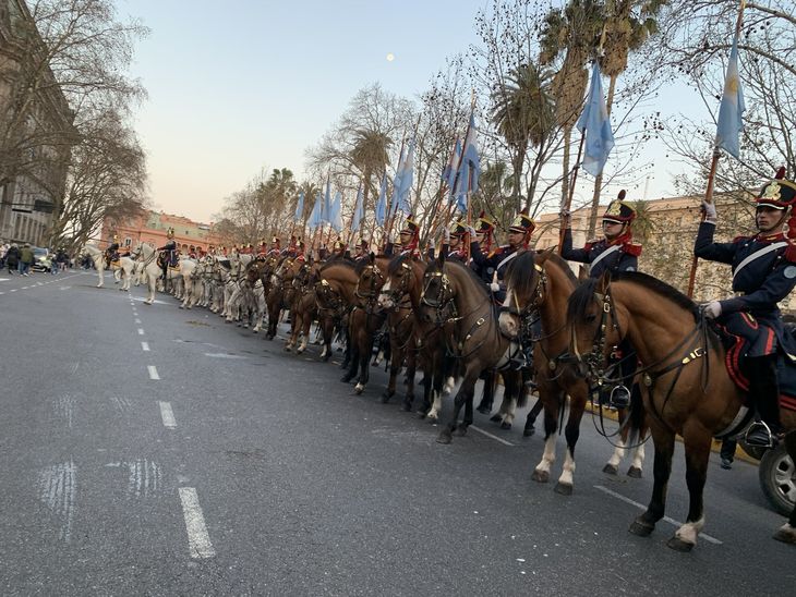 La llama votiva fue trasladada hasta el Regimiento de Granaderos a Caballo en el barrio porteño de Palermo.