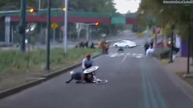 La&nbsp;LXII Maratón de la Ciudad de México&nbsp;vivió un momento desafortunado cuando&nbsp;un bache en la ruta provocó la caída&nbsp;de dos de los corredores líderes en silla de ruedas.&nbsp;