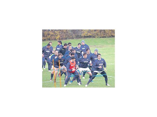 El plantel de Los Pumas comenzó su preparación con vistas al test match ante Francia, en la segunda presentación de la gira europea.