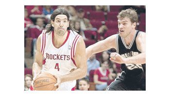 Luis Scola le ganó el duelo a su compatriota Emanuel Ginóbili en partido preparación de la NBA entre Houston Rockets y San Antonio Spurs.