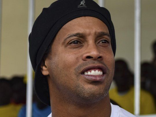 Ronaldinho, acorralado por sus problemas financieros.