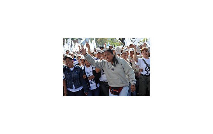 Milagro Sala dijo que repartió 100 mil remeras con el estampado de Tupac Amaru para que identifinquen a los militantes que protegerán los comercios.