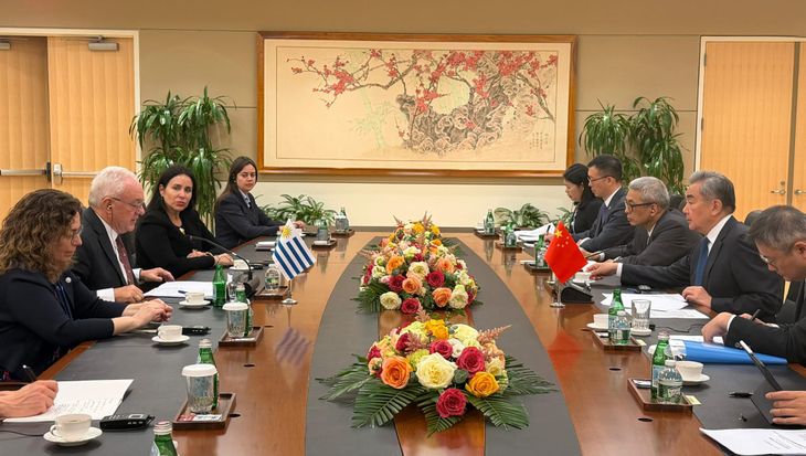 El canciller Mario Lubetkin se reunió con su par chino, Wang Yi. El canciller Mario Lubetkin se reunió con su par chino, Wang Yi.