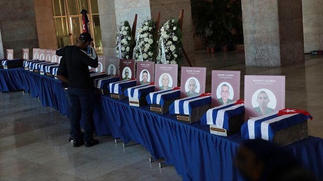 Cuba recibió en La Habana los restos de 32 militares fallecidos durante un operativo realizado en Venezuela.