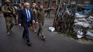 El primer ministro de Reino Unido, Boris Johnson, y el presidente de Ucrania, Volodimir Zelenski, recorren Kiev.
