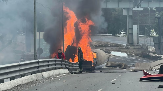 El gobierno de CDMX confirma confirma 3 muertos, 70 heridos y difunde listado de personas hospitalizadas por la explosión de pipa de gas en Puente de la Concordia.