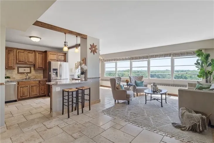 Ubicado en la exclusiva zona residencial de Brookside, el departamento de Meyer Boulevard cotiza actualmente en 211.000 dólares, en Kansas City Ubicado en la exclusiva zona residencial de Brookside, el departamento de Meyer Boulevard cotiza actualmente en 211.000 dólares, en Kansas City
