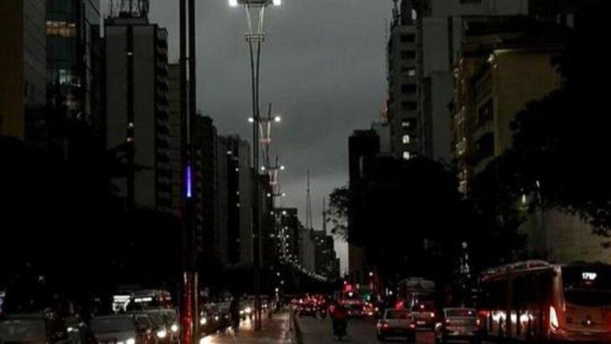 Brazil suffered a massive blackout in 25 states and the government will ask to investigate the causes