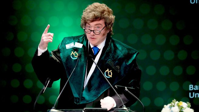 El mandatario volvió a cuestionar a los medios y habló de “fuerzas del mal” en un discurso ante estudiantes.