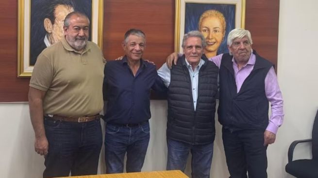 Los titulares de la CGT, junto a Hugo Moyano y a Pablo Argüello.